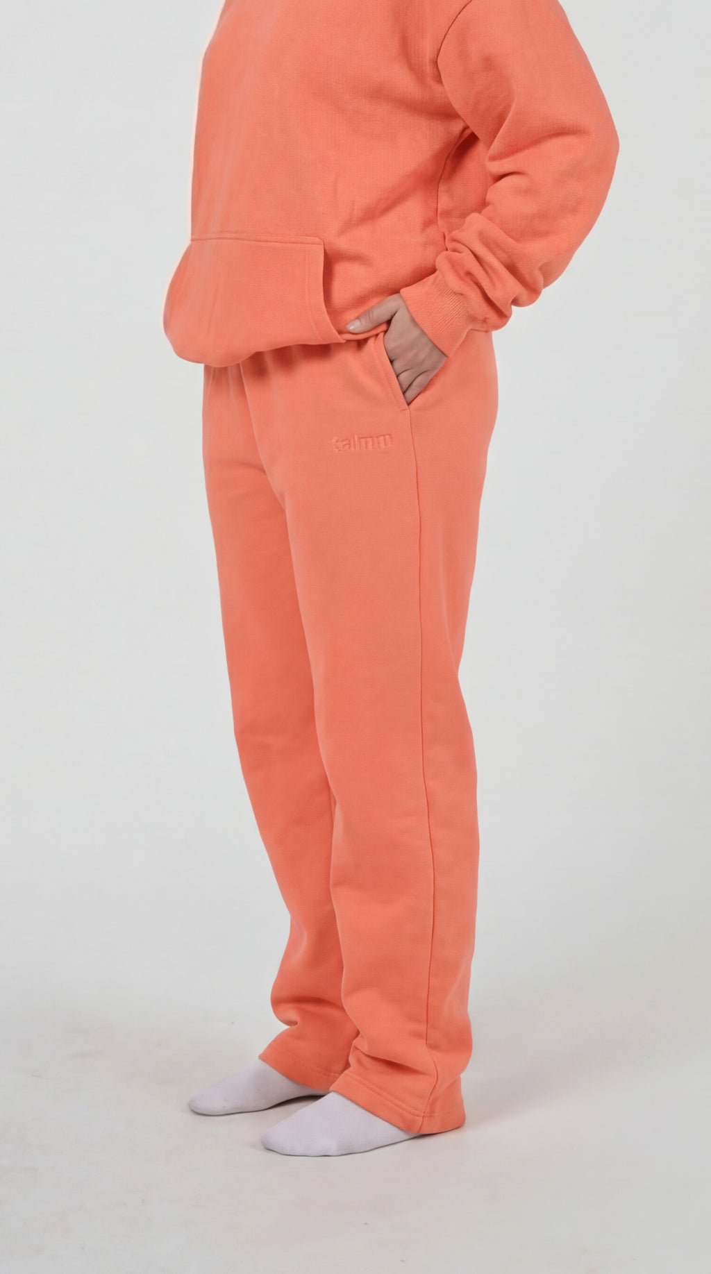 Kalmm Straight Leg Sweatpant