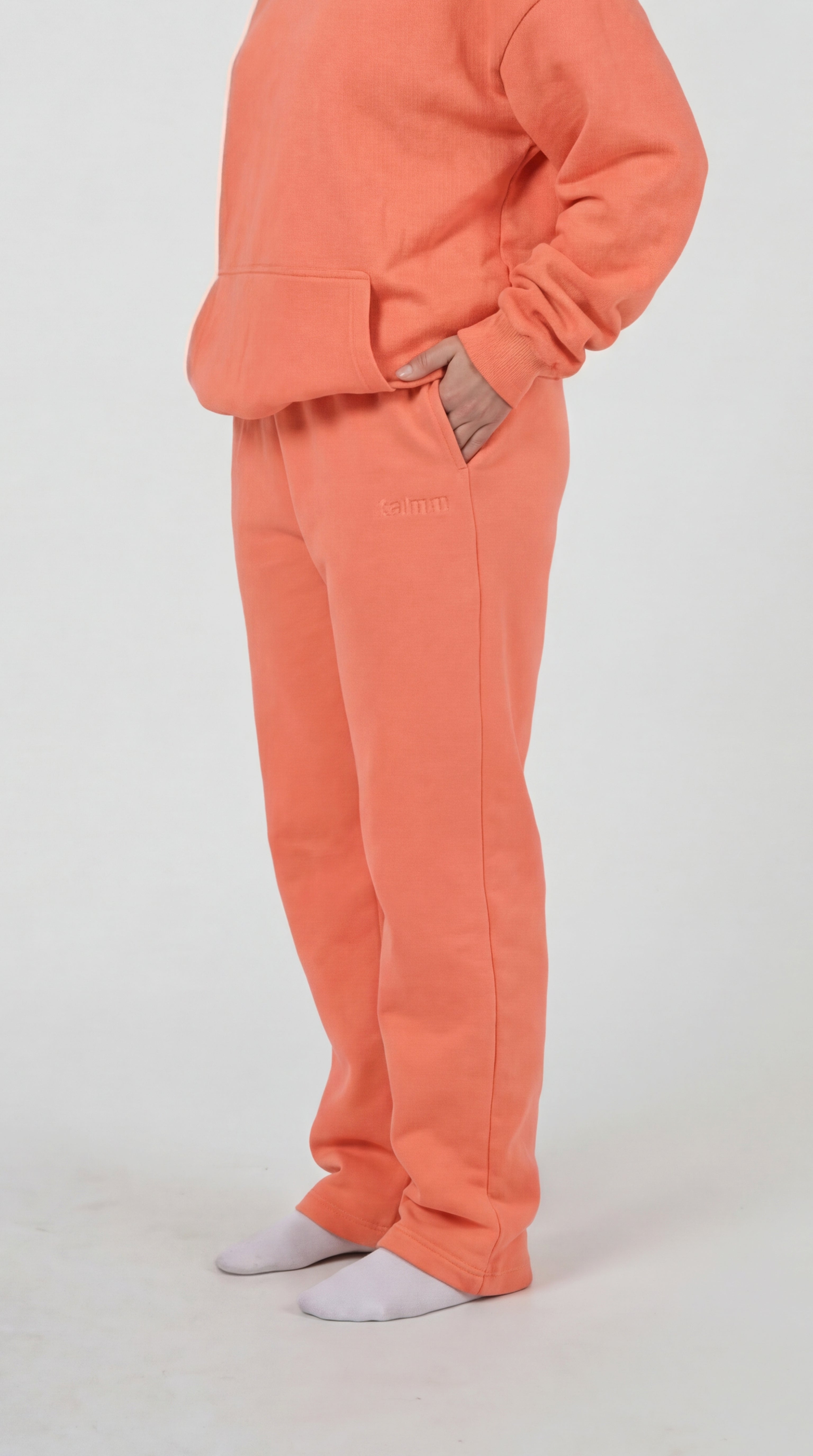 Kalmm Straight Leg Sweatpant