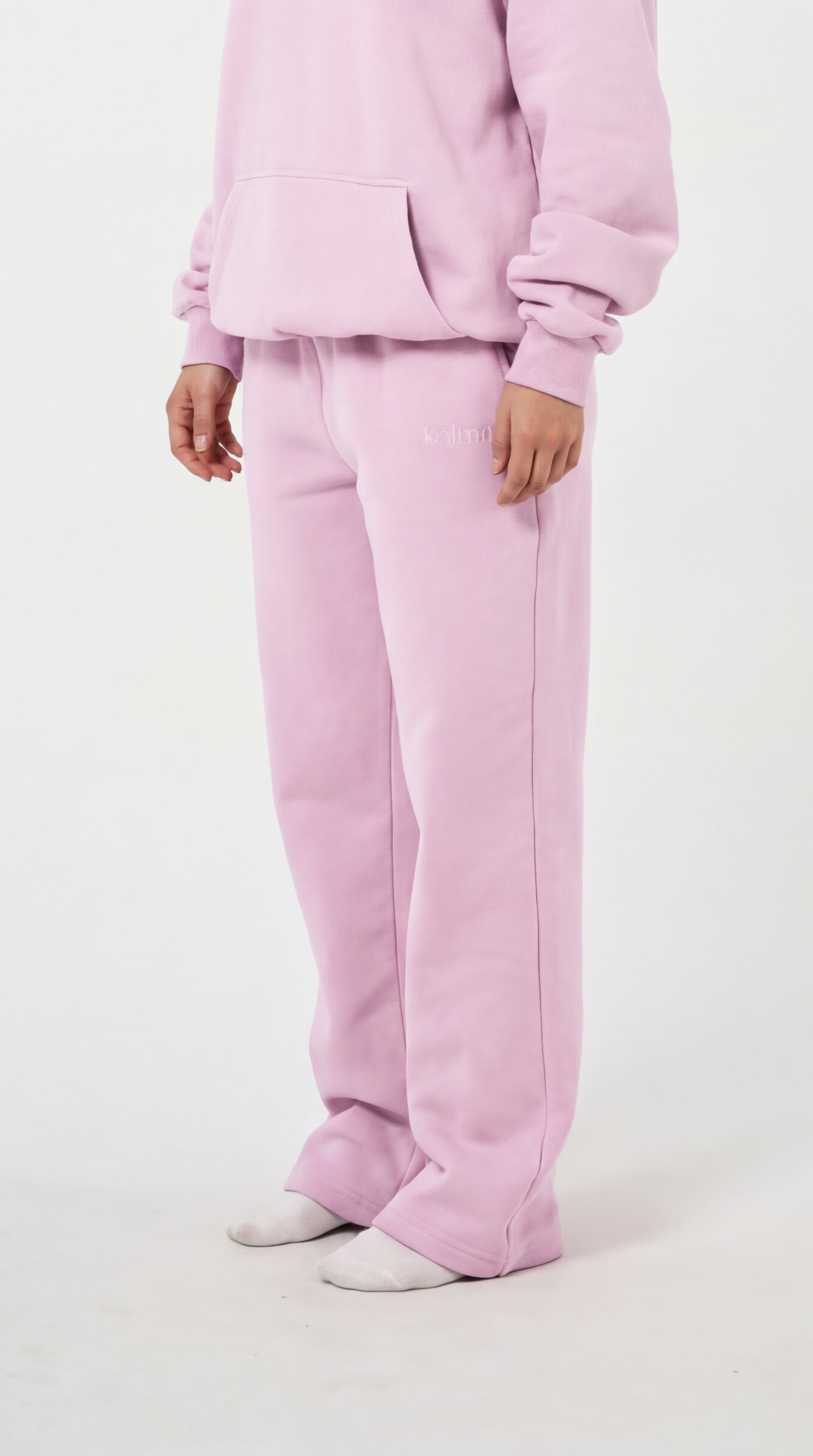 Kalmm Straight Leg Sweatpant